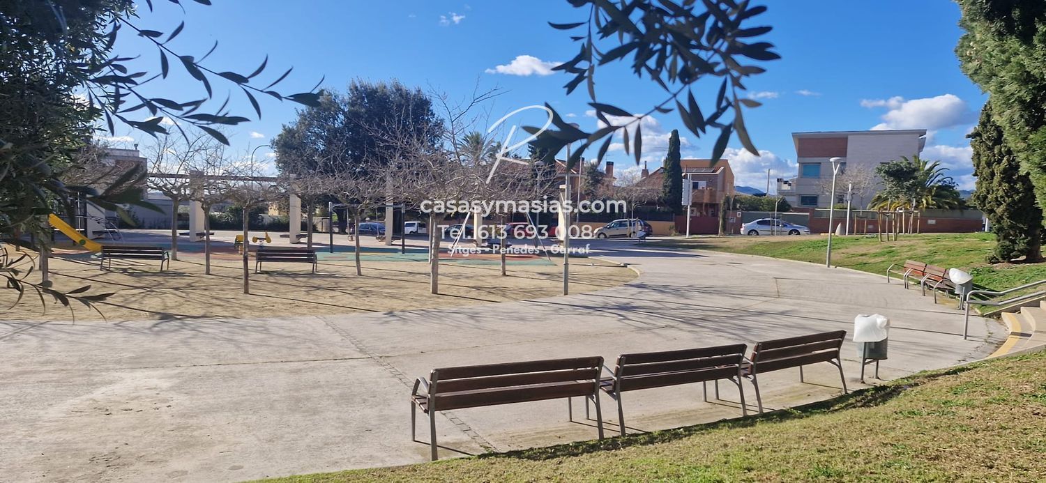 Vista exterior de Casa adosada en venda en Vilafranca del Penedès amb Calefacció, Jardí privat i Parquet