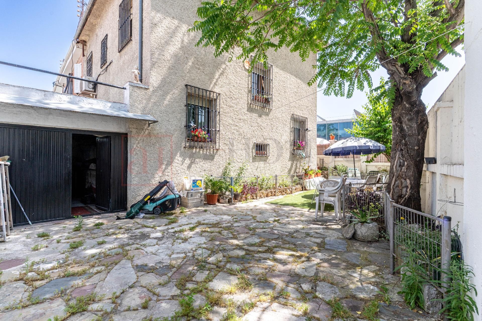 Exterior view of House or chalet for sale in  Madrid Capital  with Air Conditioner, Heating and Private garden