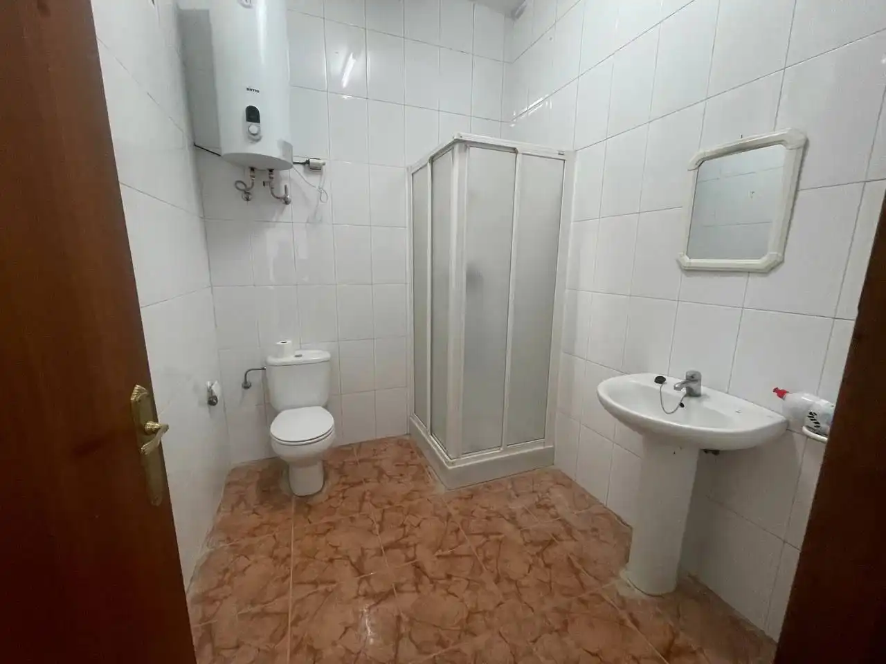 Badezimmer von Fabrikhallen zur Miete in Torredonjimeno