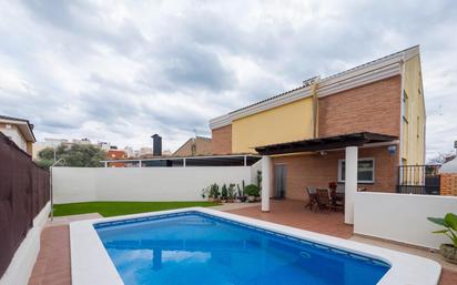 Piscina de Casa adosada en venda en Burriana / Borriana amb Calefacció, Jardí privat i Terrassa