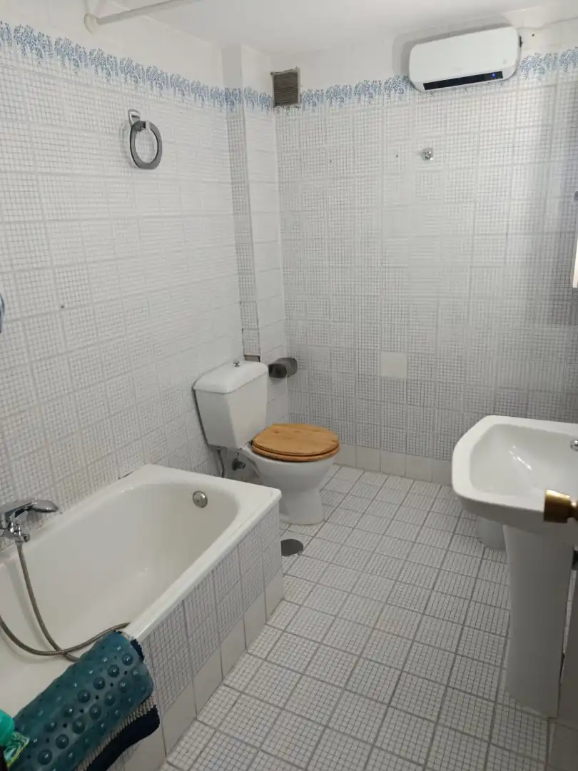 Baño de Piso de alquiler en Granada con Aire acondicionado, Terraza y Amueblado