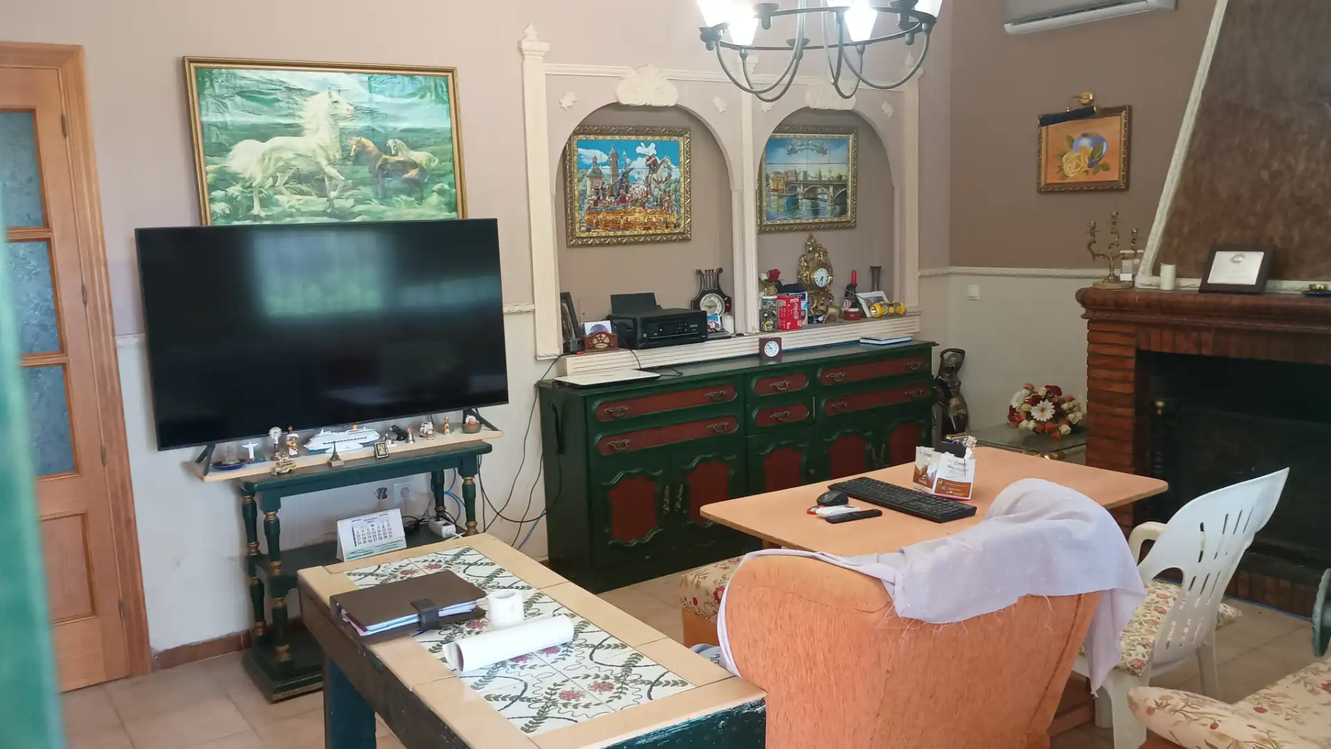 Sala de estar de Casa o chalet en venta en Sanlúcar la Mayor con Aire acondicionado, Jardín privado y Trastero