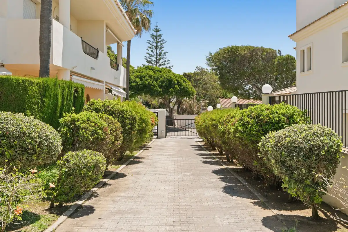 Vista exterior de Casa adosada en venda en Marbella amb Aire condicionat, Terrassa i Alarma