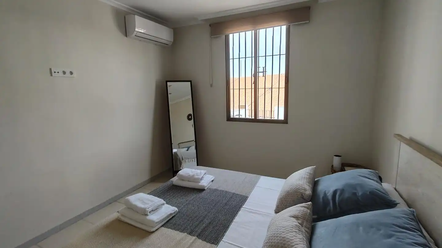 Schlafzimmer von Dachboden zur Miete in Córdoba mit Klimaanlage, Terrasse und Möbliert