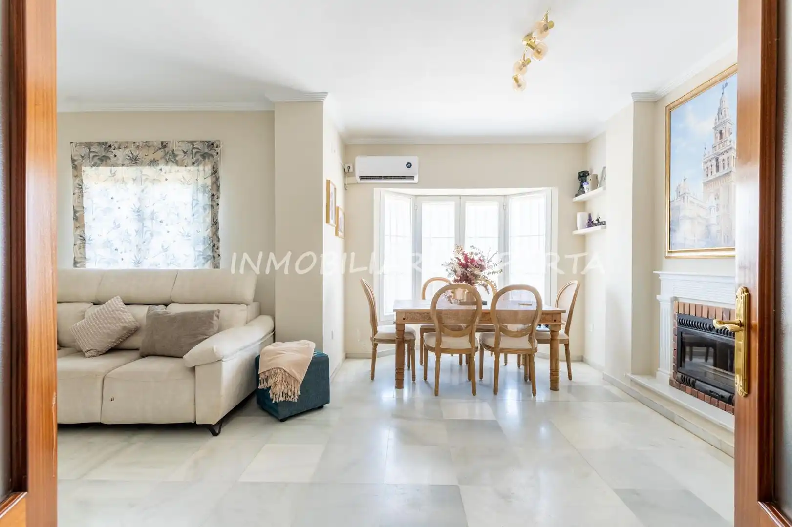 Sala d'estar de Casa adosada en venda en Espartinas amb Aire condicionat, Jardí privat i Forn