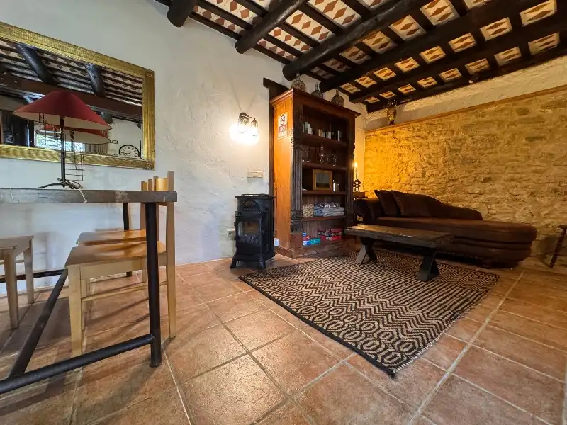 Sala de estar de Finca rústica en venta en Ullastret con Aire acondicionado, Calefacción y Jardín privado