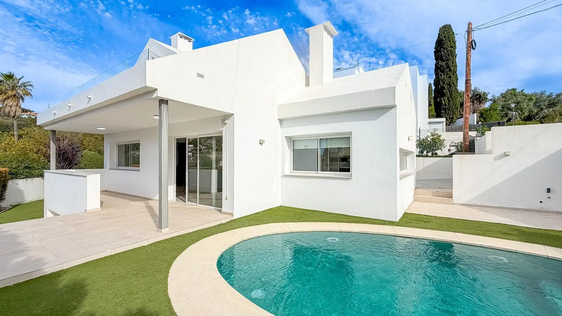 Vista exterior de Casa o xalet en venda en Benalmádena amb Aire condicionat, Jardí privat i Terrassa