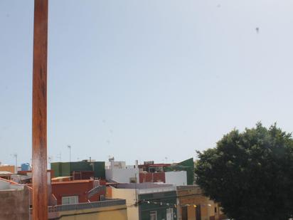 Vista exterior de Casa o xalet en venda en Telde amb Aire condicionat, Terrassa i Balcó