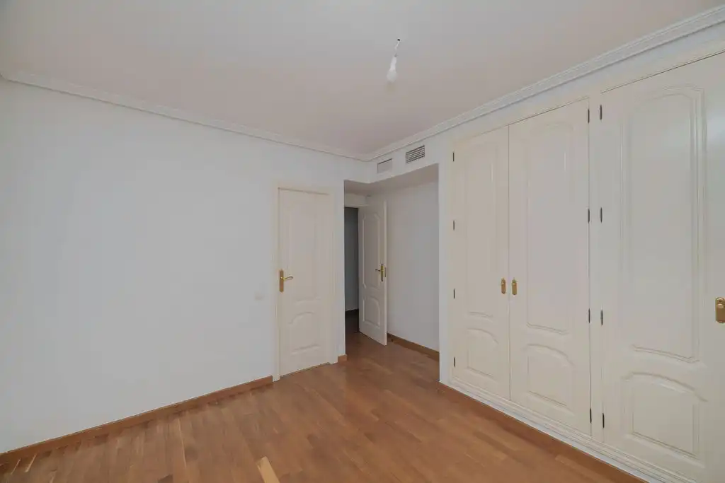 Piso en venta en Av de Ramón y Cajal, Ensanche - Diputación
