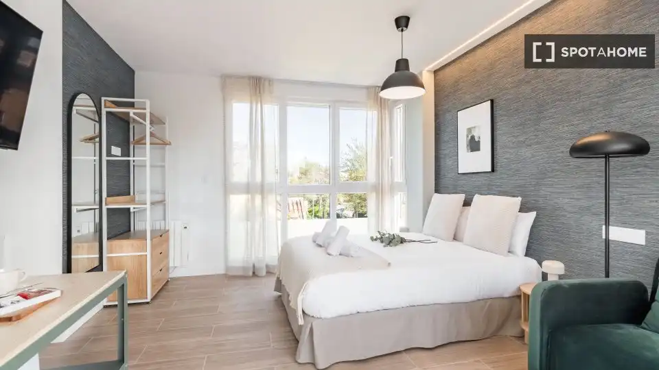 Bedroom of Flat for rent in Madrid  with Air Conditioner, Heating and Furnished