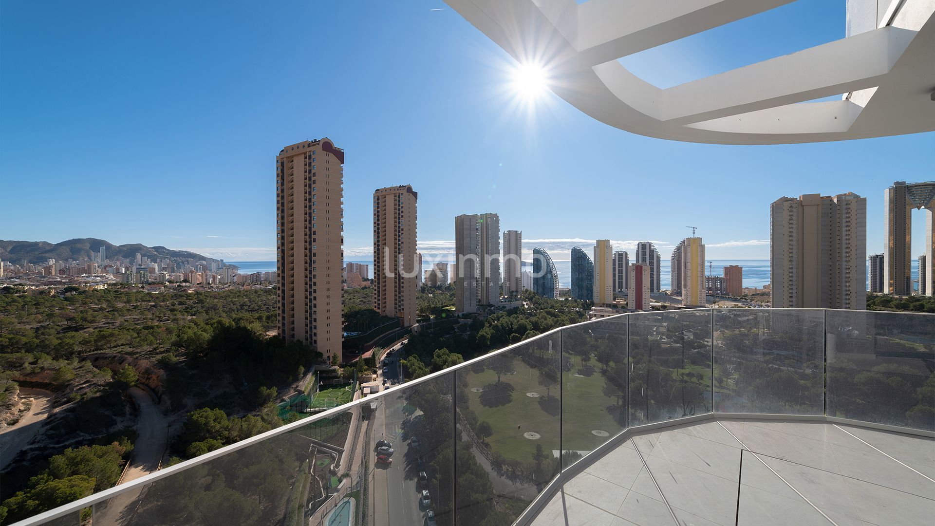 Vista exterior de Àtic en venda en Benidorm amb Aire condicionat, Calefacció i Jardí privat
