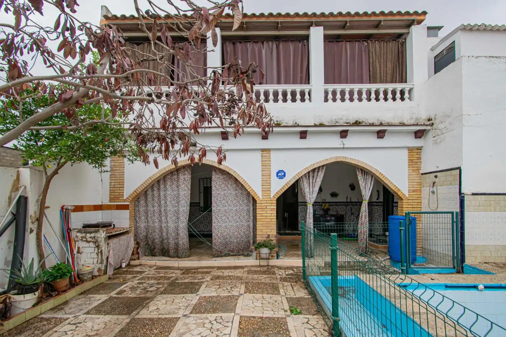 Vista exterior de Casa o xalet en venda en La Rinconada amb Terrassa i Piscina