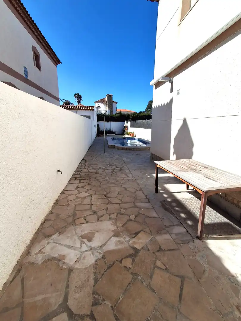 Schwimmbecken von Einfamilien-Reihenhaus zum Verkauf in Mont-roig del Camp mit Klimaanlage, Privatgarten und Terrasse