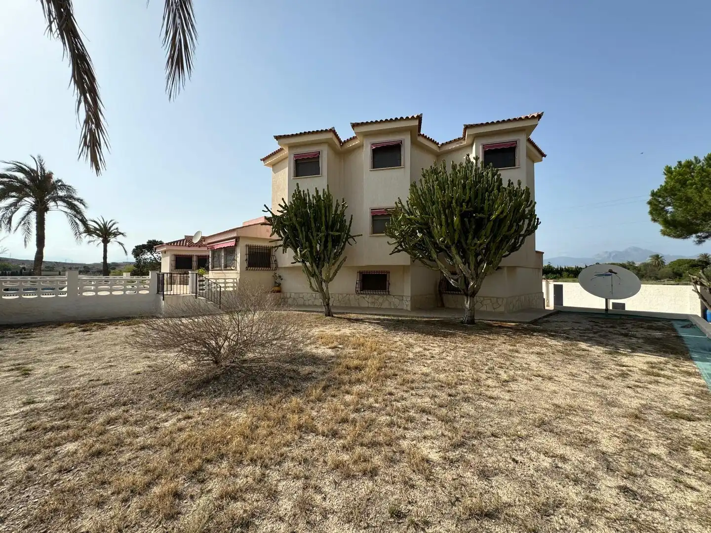 Vista exterior de Casa o xalet en venda en Alicante / Alacant amb Calefacció, Jardí privat i Terrassa