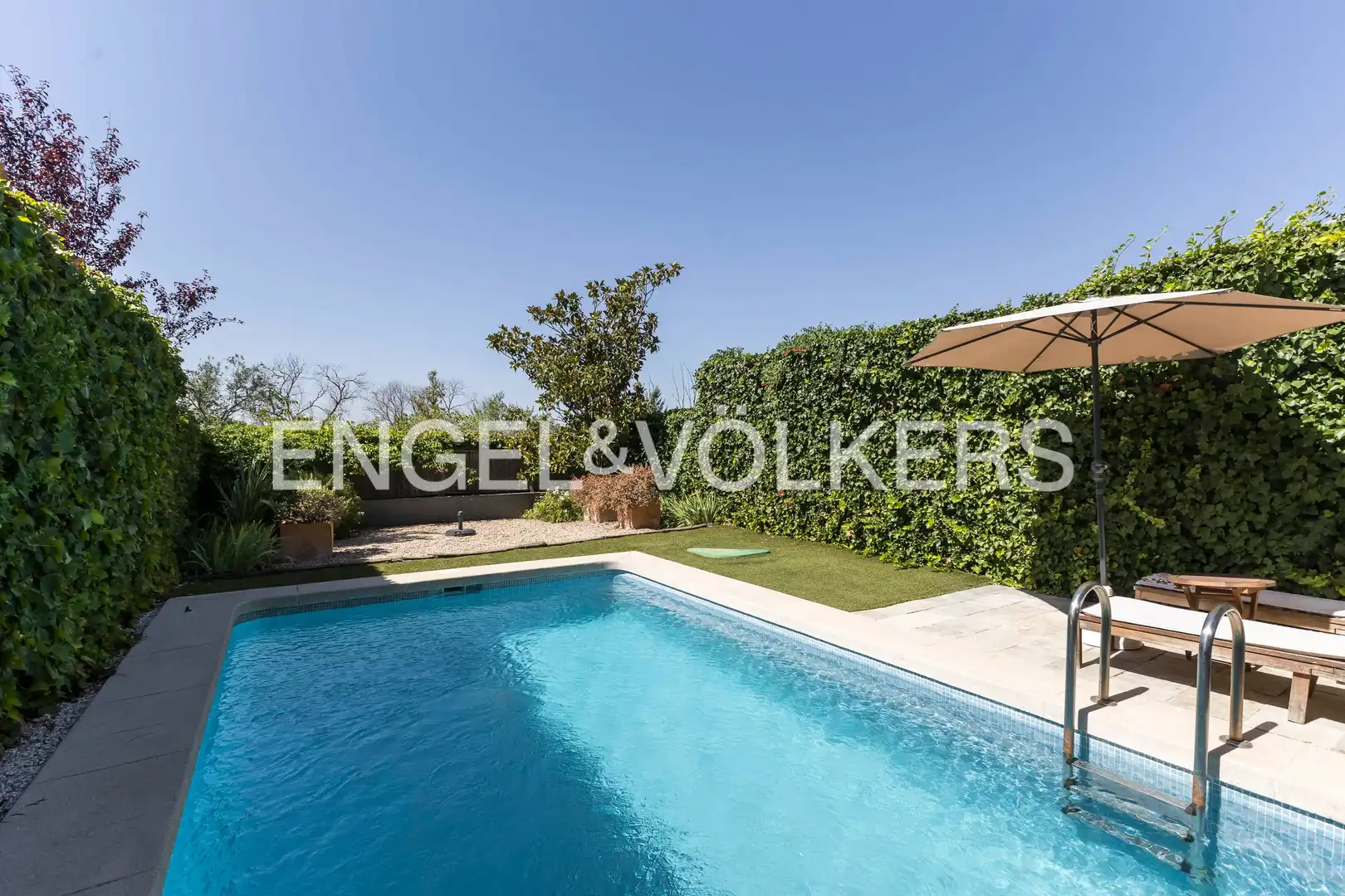 Swimming pool of Detached homes for sale in Madrid  with Air Conditioner, Heating and Private garden