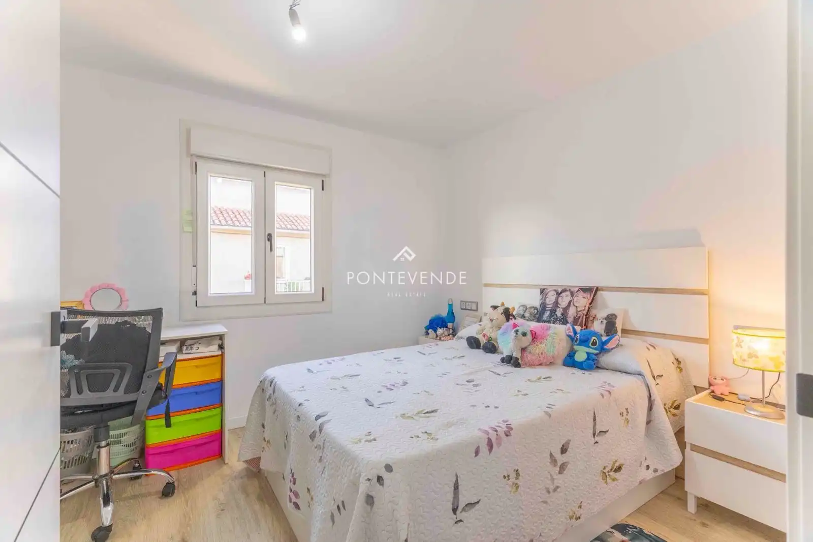 Dormitori de Casa adosada en venda en Pontevedra Capital  amb Calefacció, Terrassa i Traster