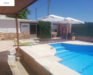 Piscina de Casa o xalet en venda en Tarazona de la Mancha amb Terrassa i Piscina