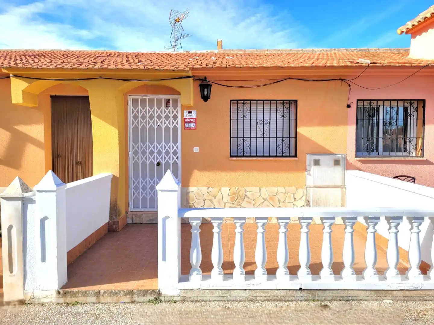 Außenansicht von Einfamilien-Reihenhaus zum Verkauf in Caravaca de la Cruz mit Klimaanlage, Heizung und Terrasse