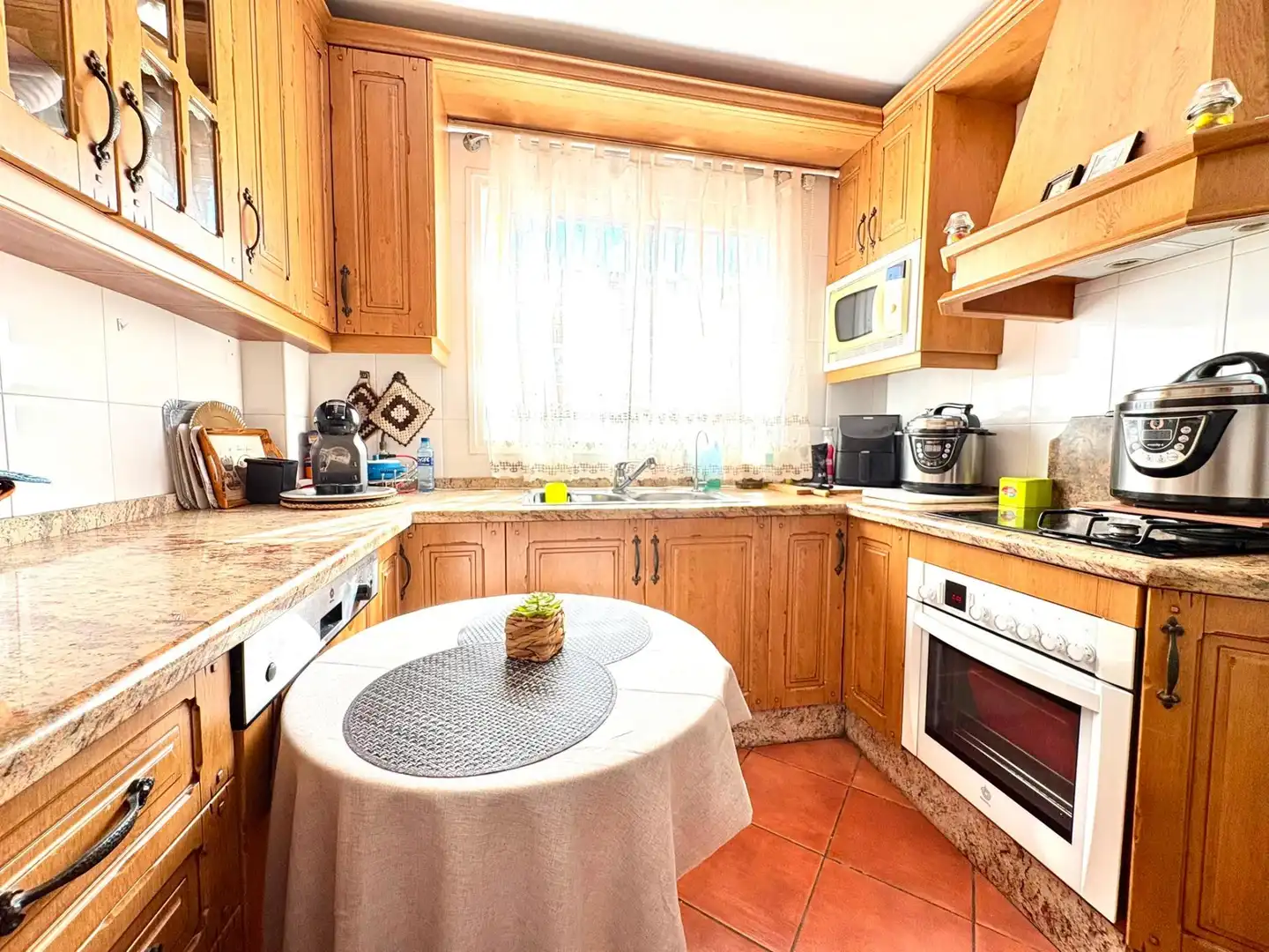 Küche von Einfamilien-Reihenhaus zum Verkauf in Marbella mit Heizung, Terrasse und Balkon