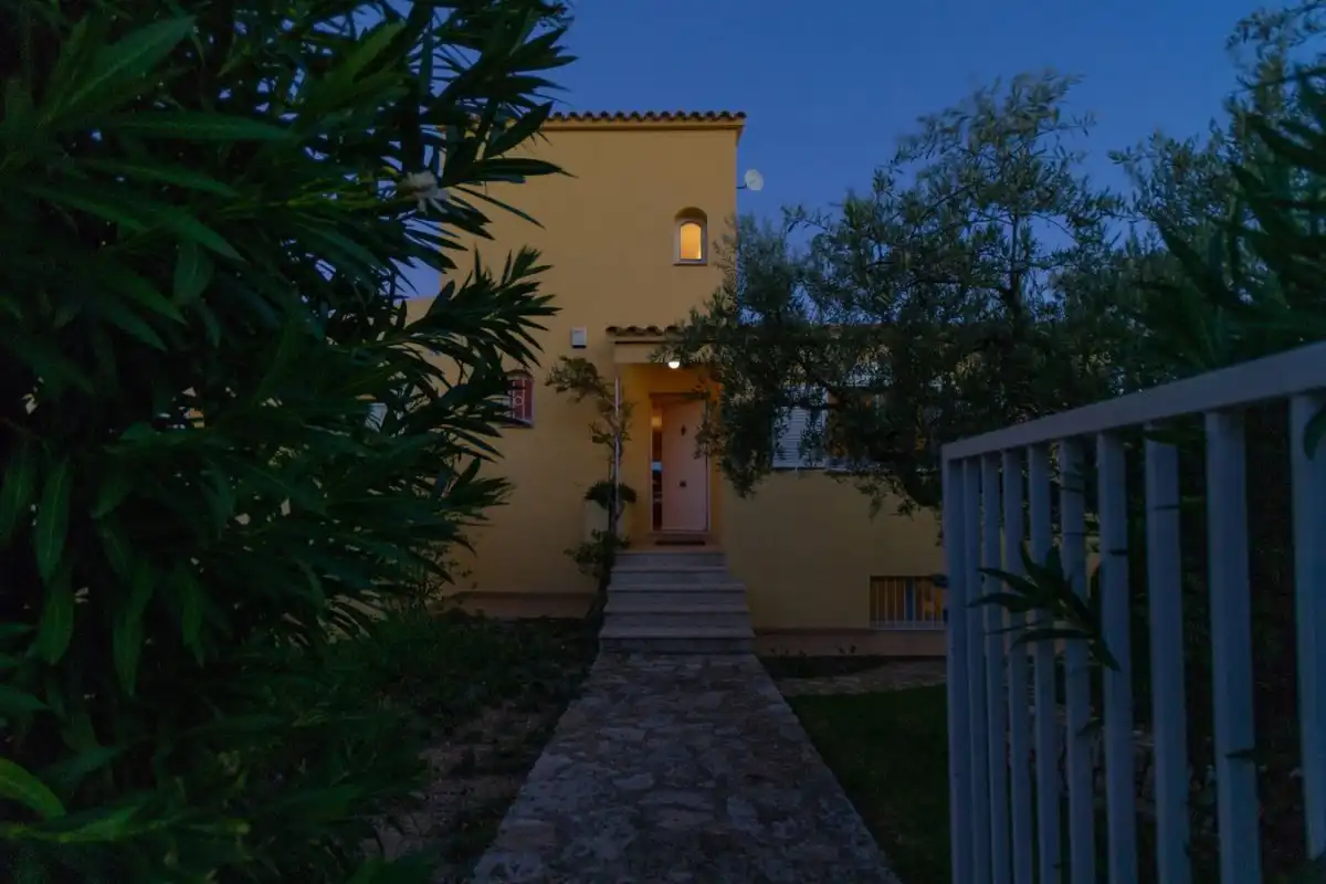 Vista exterior de Casa o xalet en venda en L'Ametlla de Mar  amb Aire condicionat, Calefacció i Jardí privat