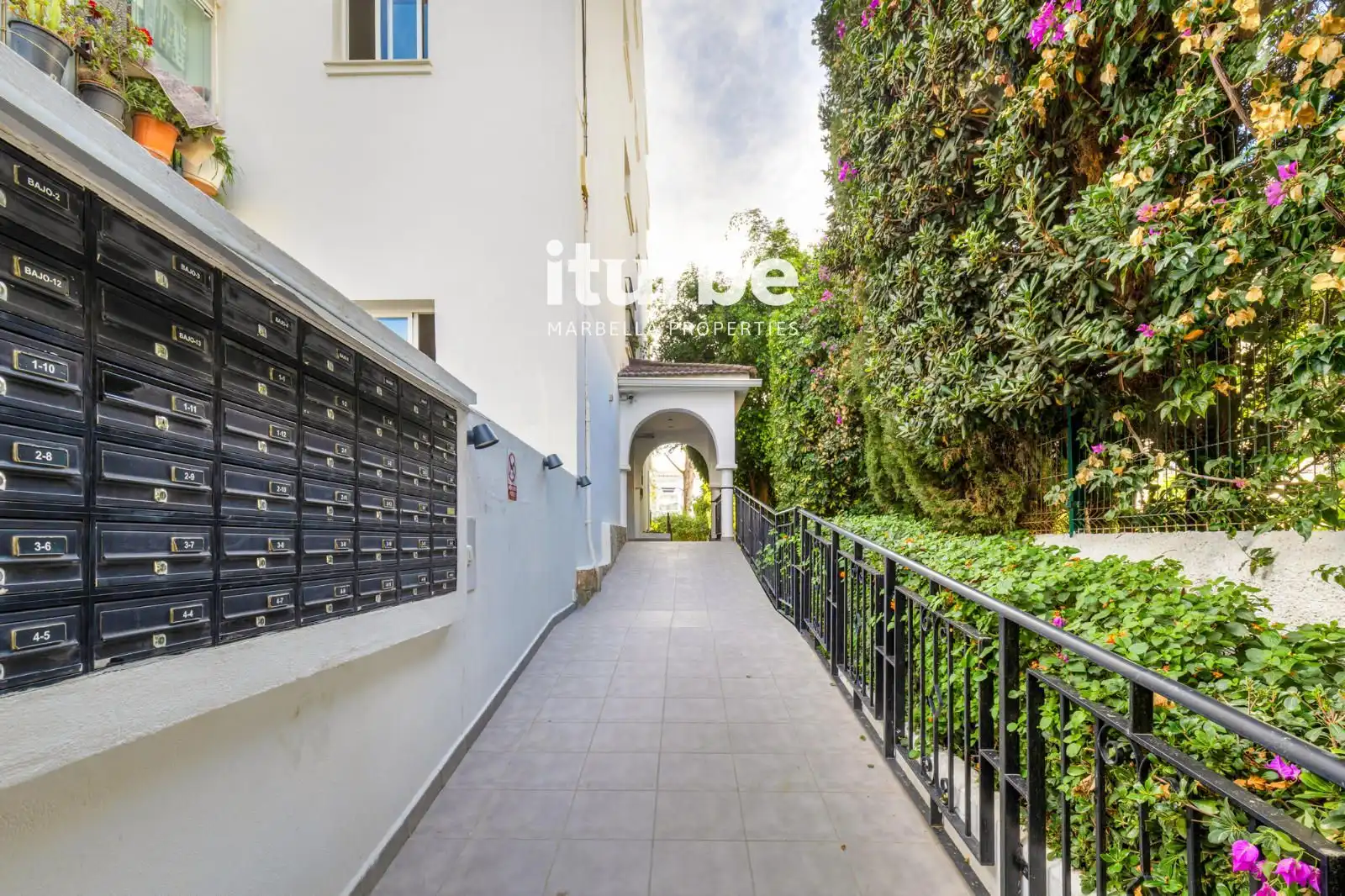 Vista exterior de Piso en venta en Marbella con Aire acondicionado y Alarma