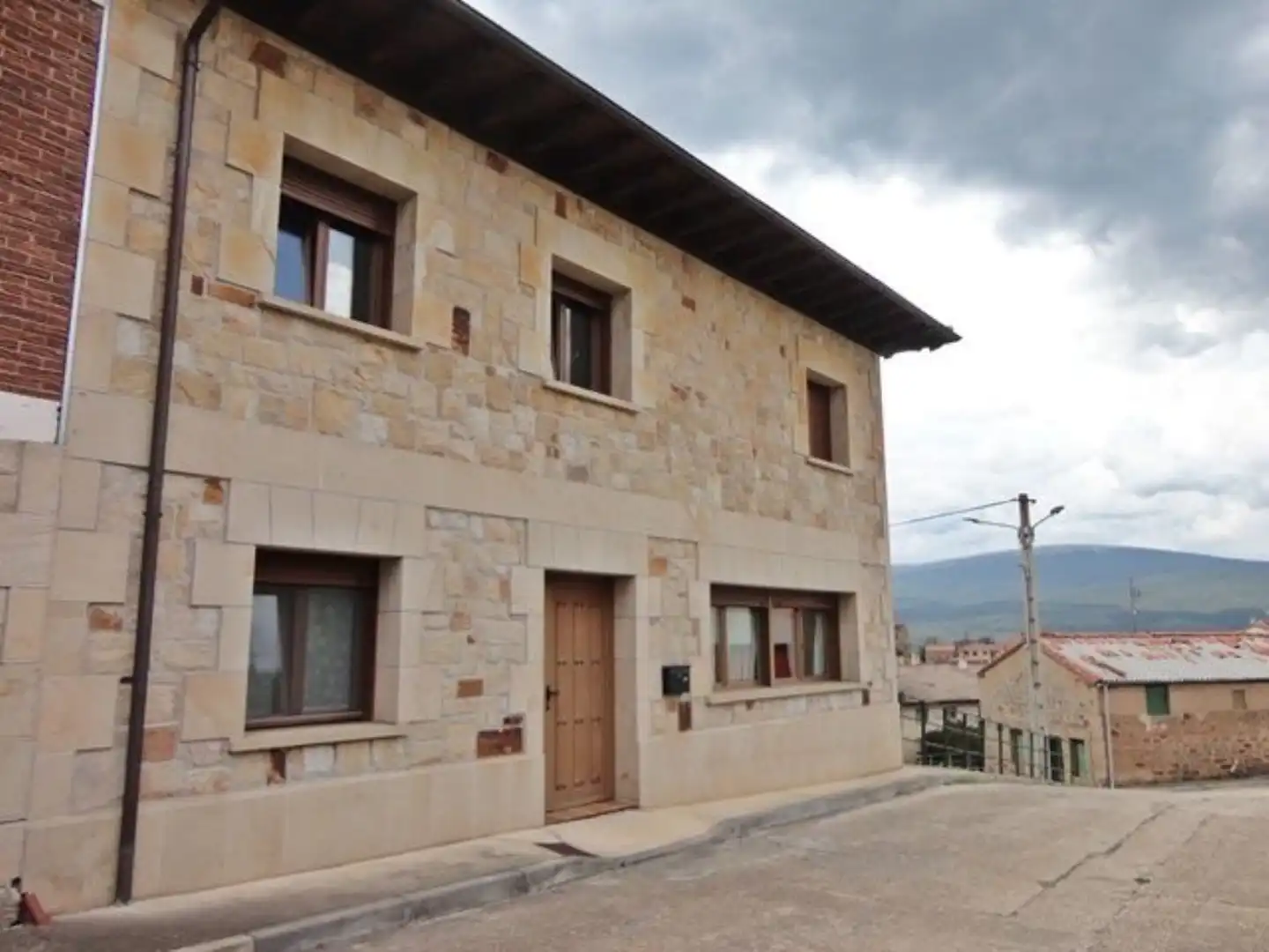 Vista exterior de Casa adosada en venta en Vilviestre del Pinar con Calefacción