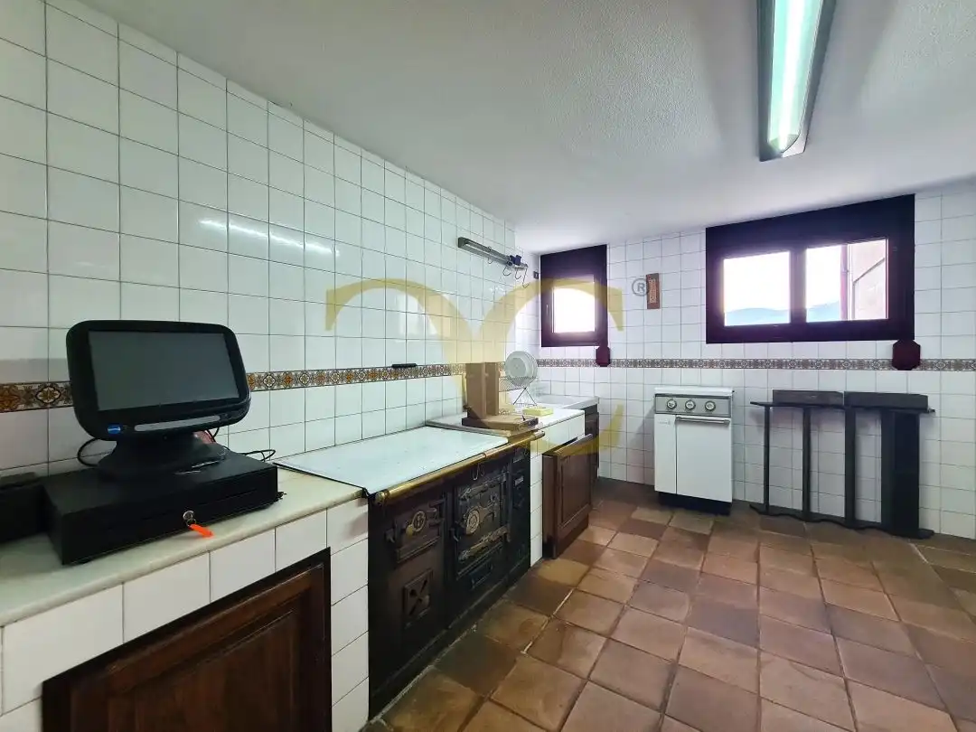 Cuina de Casa o xalet en venda en Oviedo  amb Calefacció, Jardí privat i Terrassa