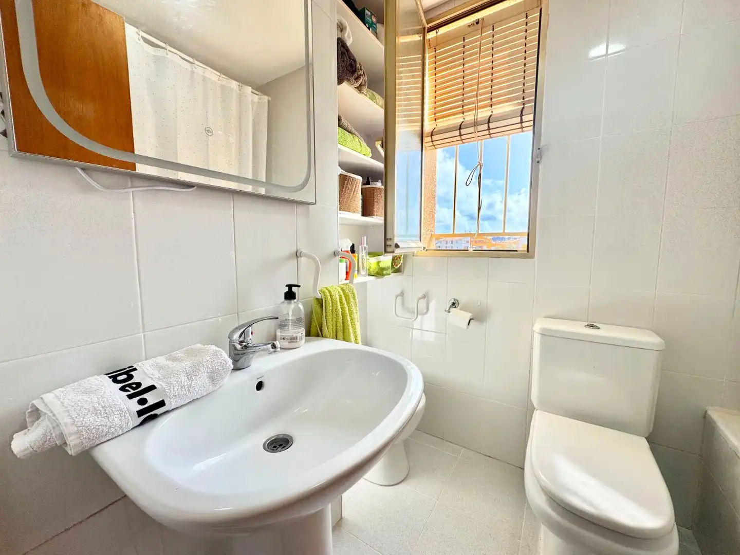 Badezimmer von Wohnungen zur Miete in Orihuela mit Möbliert, Waschmaschine und Mikrowelle