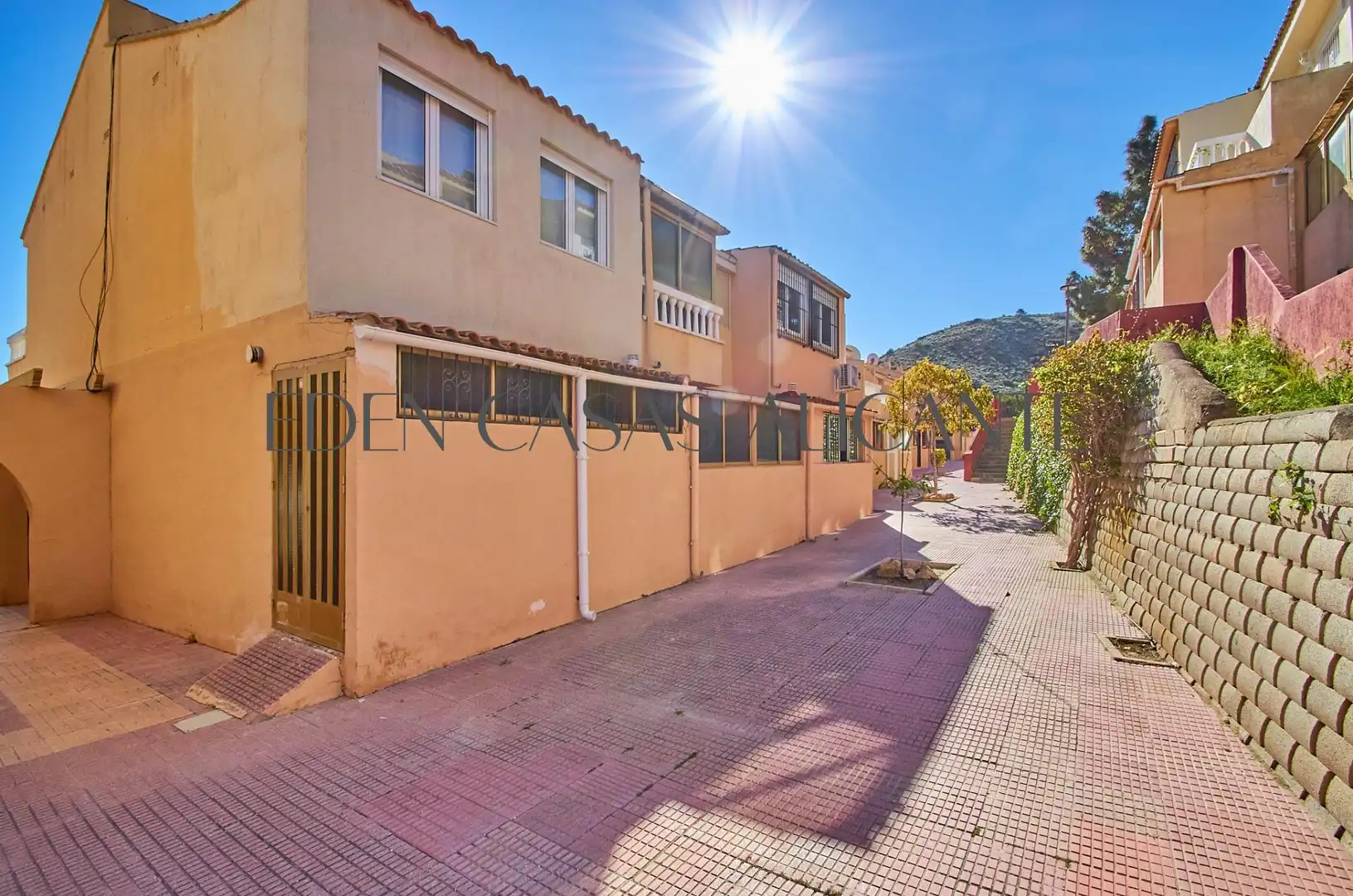 Vista exterior de Casa adosada en venta en El Campello con Aire acondicionado, Jardín privado y Terraza