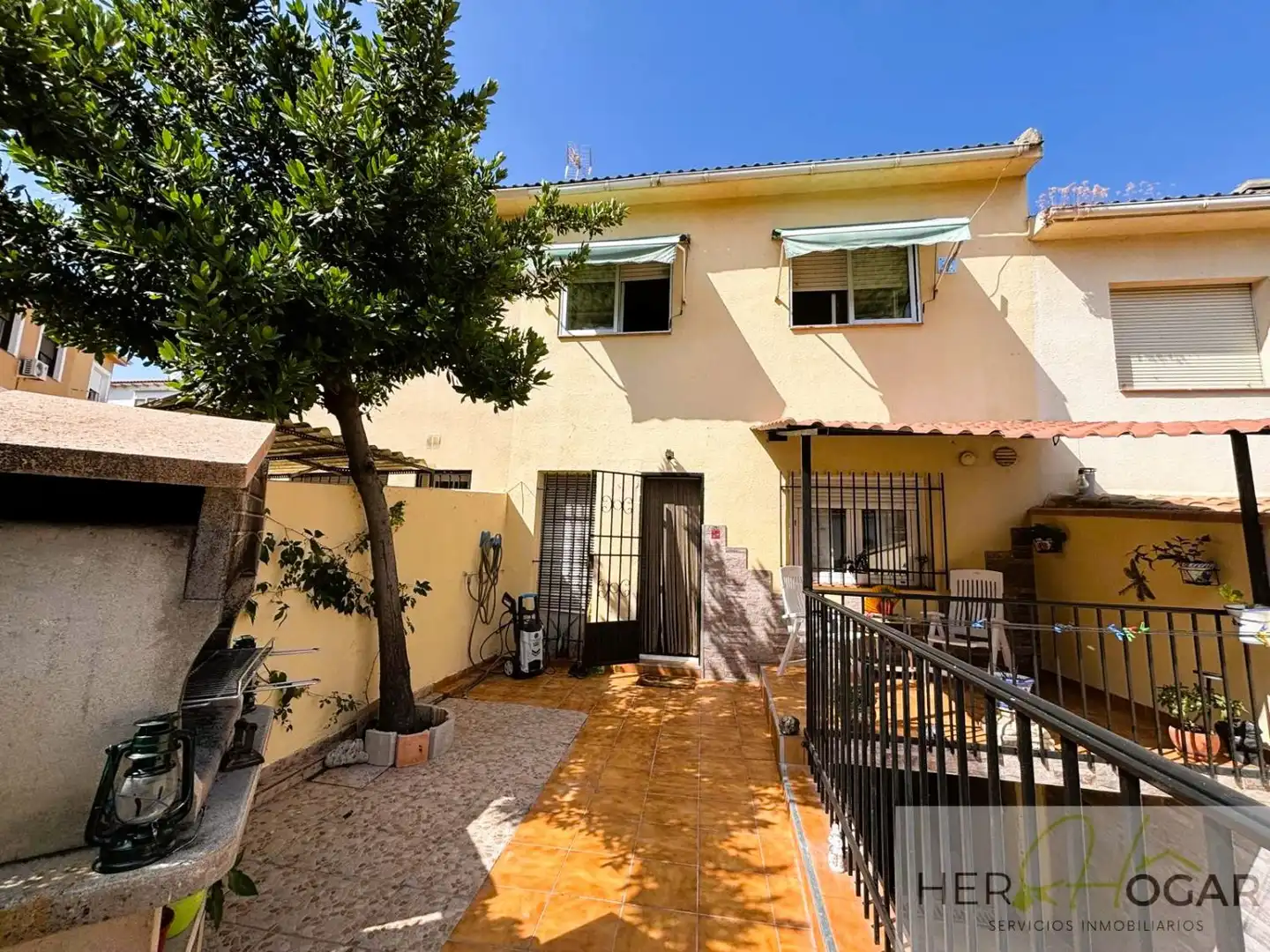 Vista exterior de Casa o xalet en venda en Olías del Rey amb Aire condicionat, Calefacció i Jardí privat