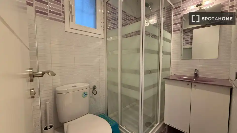 Bathroom of Flat for rent in Madrid  with Air Conditioner, Heating and Furnished