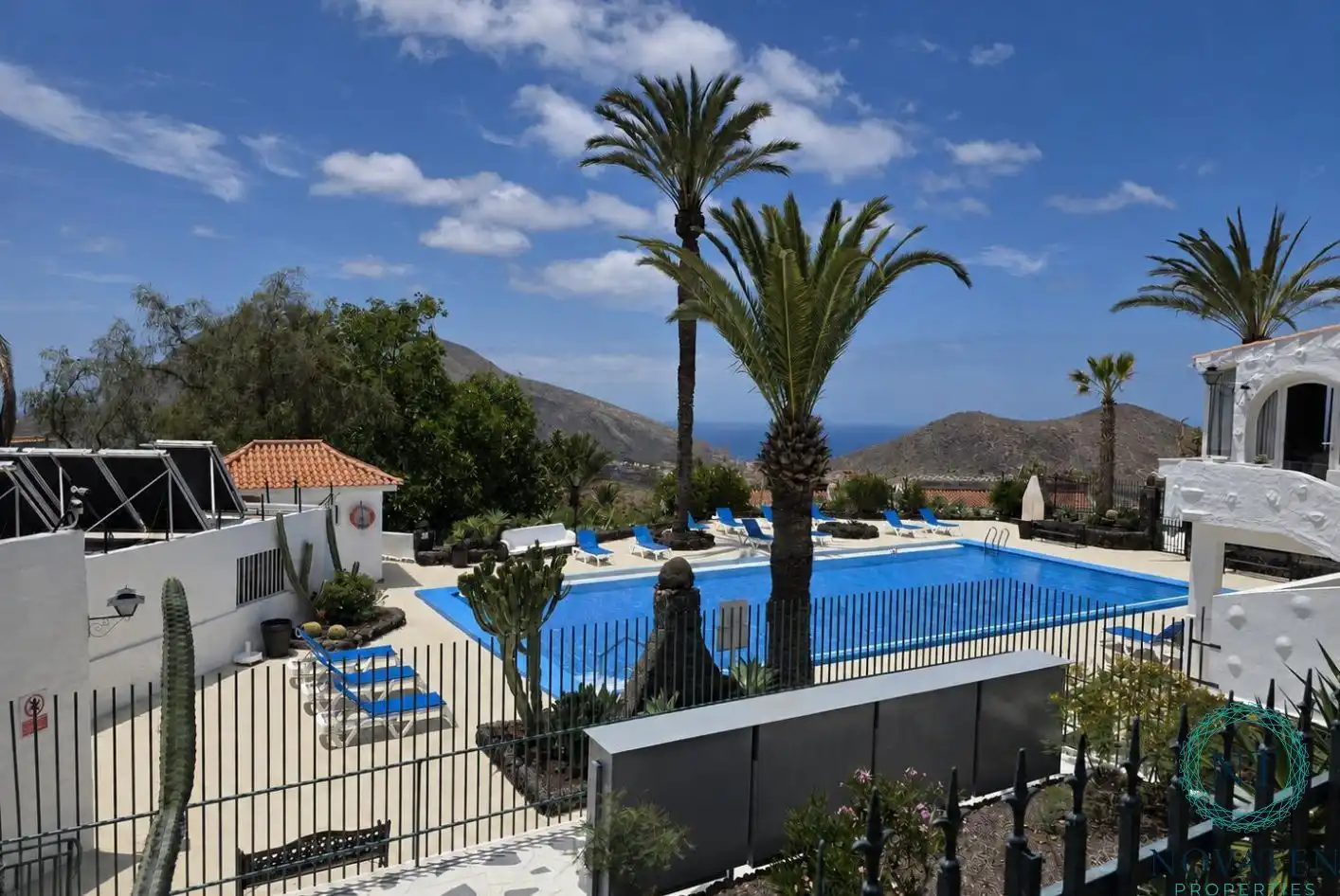Vista exterior de Casa o xalet en venda en Arona amb Aire condicionat i Calefacció