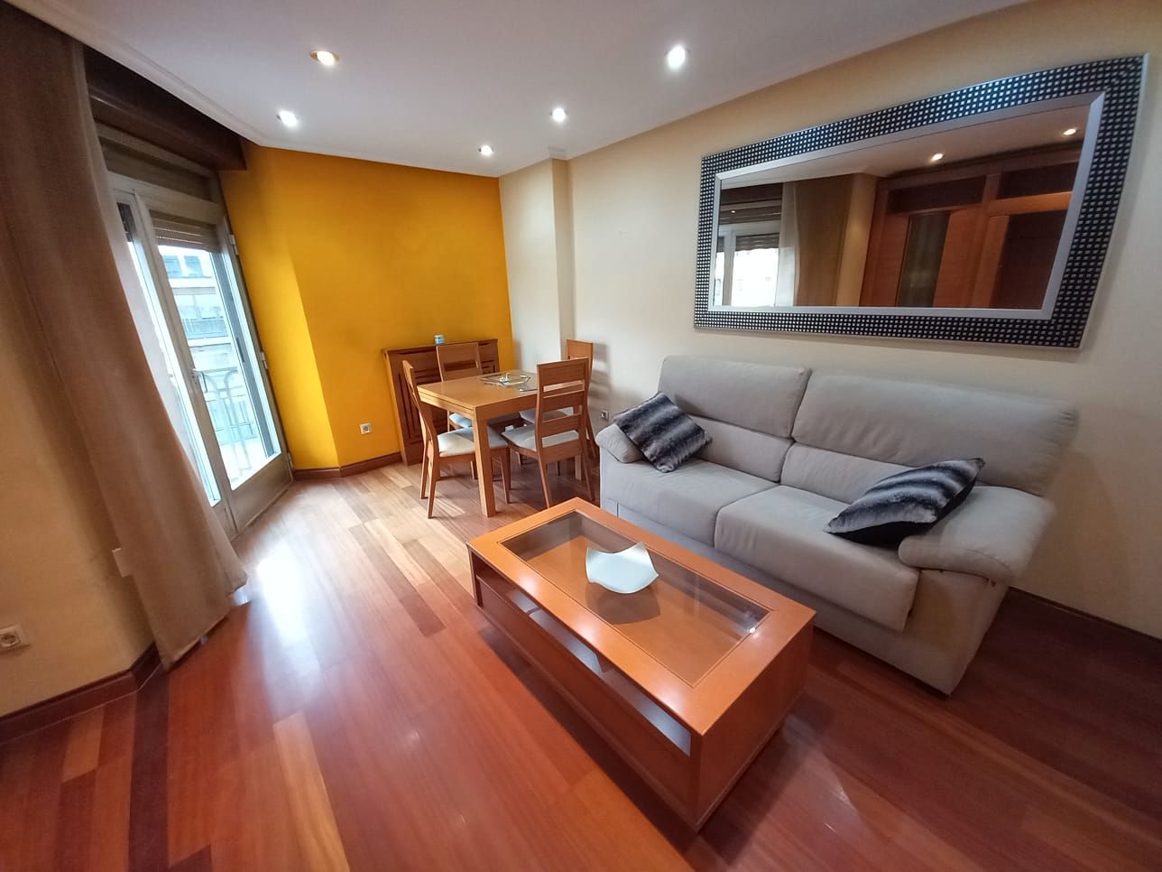 Living room of Flat to rent in Salamanca Capital  with Heating, Parquet flooring and Furnished