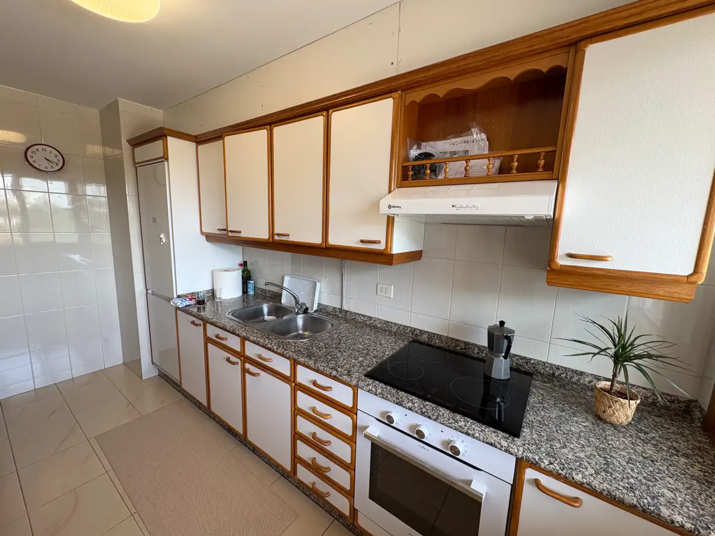 Küche von Wohnung zur Miete in A Coruña Capital  mit Möbliert, Ofen und Waschmaschine