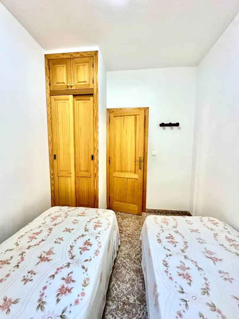 Dormitori de Apartament de lloguer en Miramar amb Terrassa, Moblat i Balcó