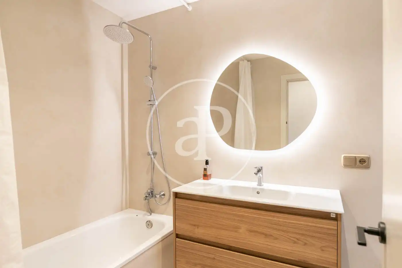 Flat with terrace to rent in Dos de Maig, imagen 10