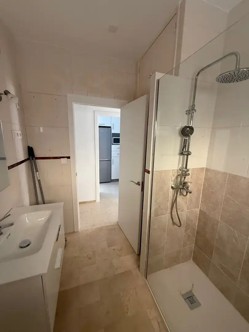 Bathroom of Flat for rent in Carmona  with Air Conditioner and Balcony