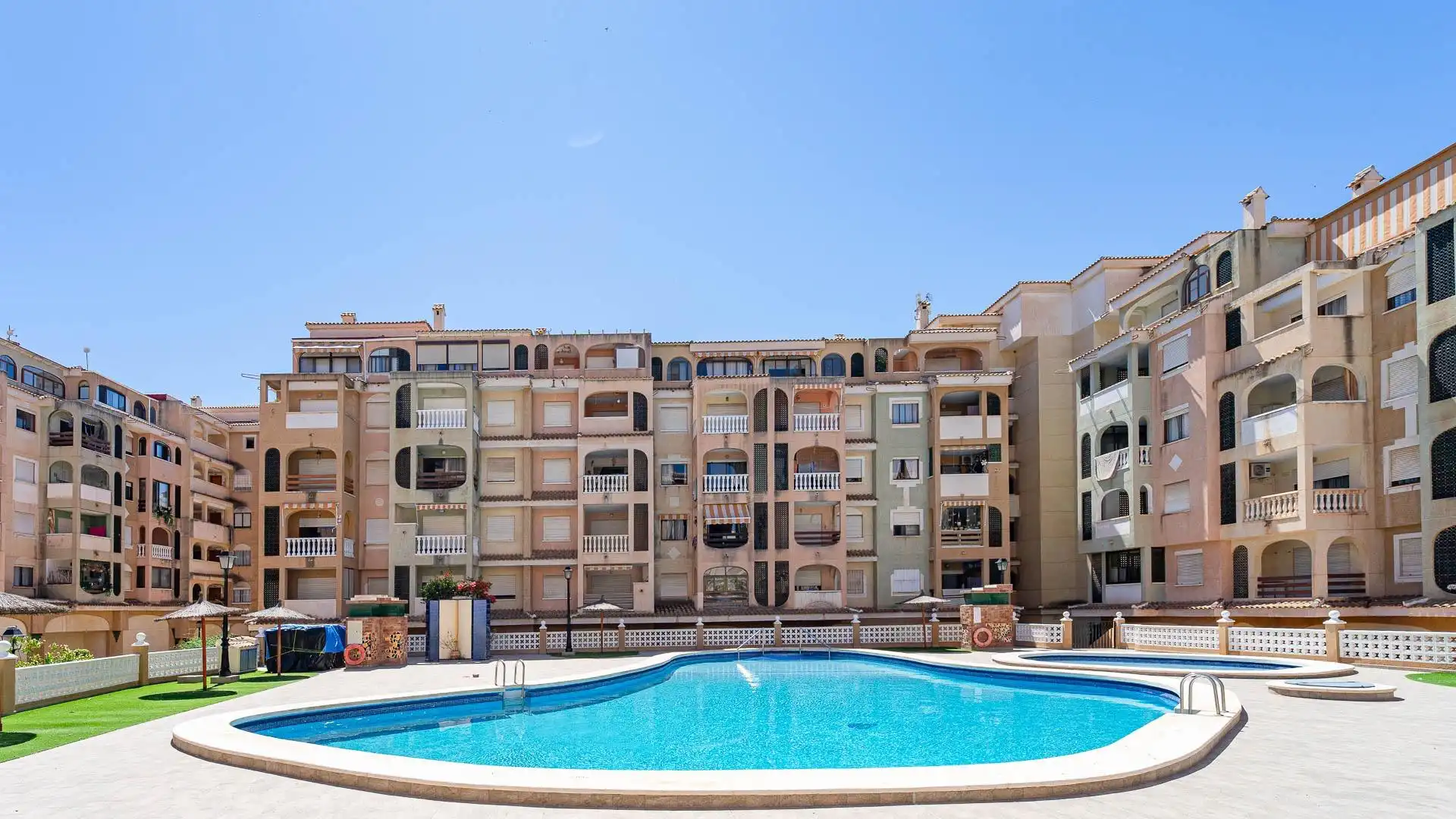 Außenansicht von Wohnung zum Verkauf in Torrevieja mit Klimaanlage, Heizung und Privatgarten