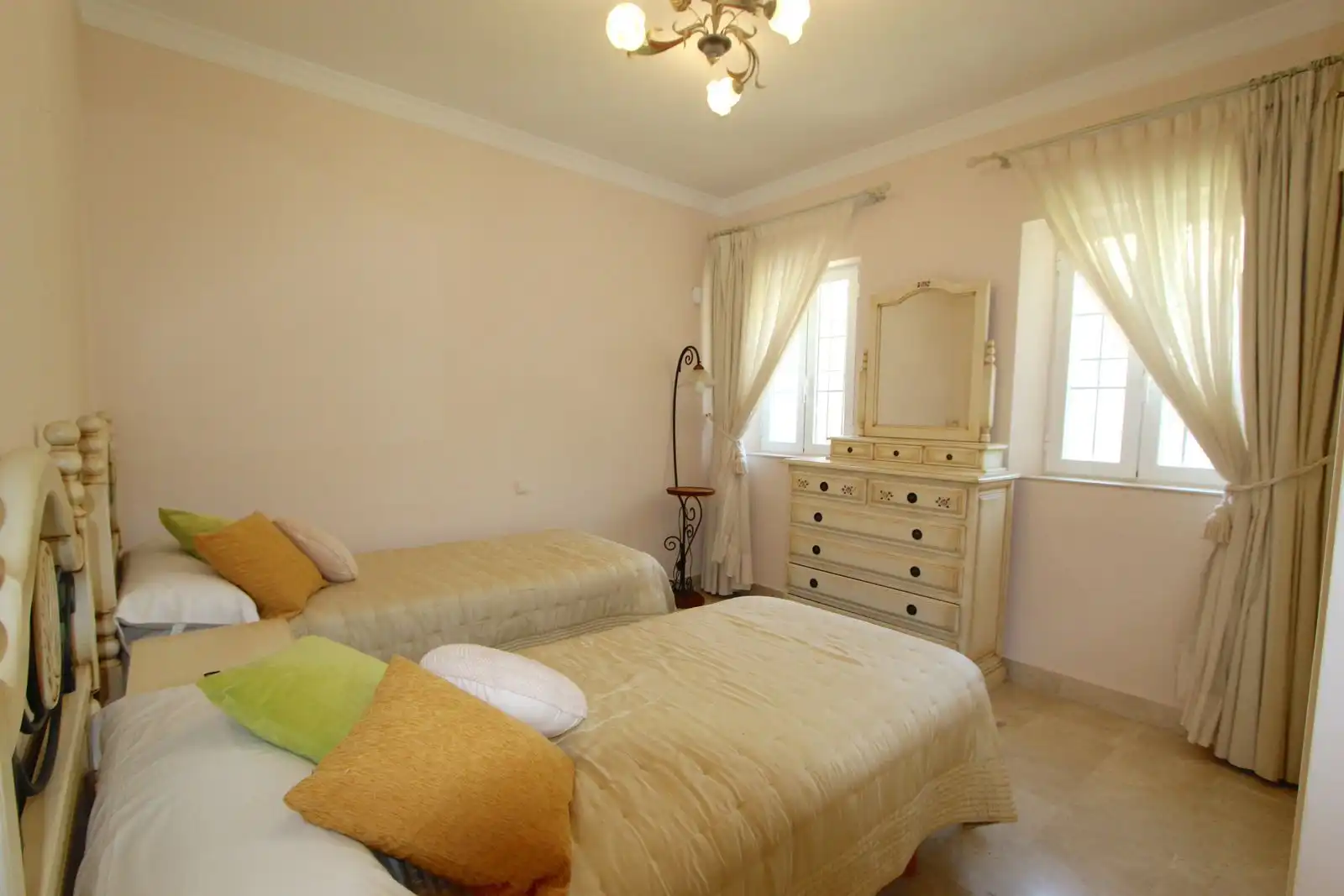 Dormitori de Casa adosada en venda en Marbella amb Terrassa, Moblat i Piscina comunitària