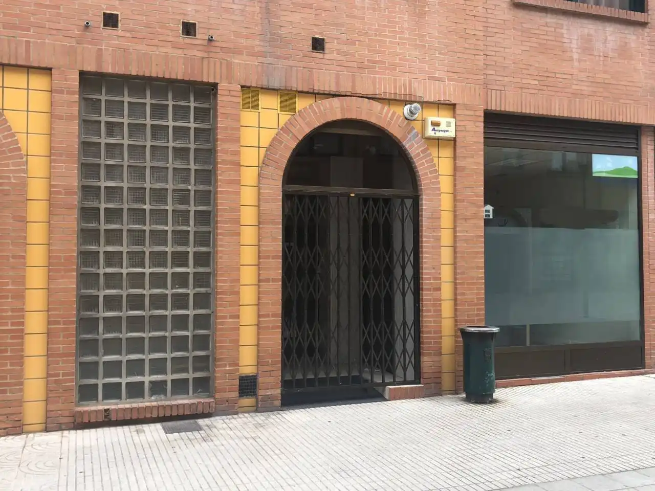 Vista exterior de Local de alquiler en Oviedo 