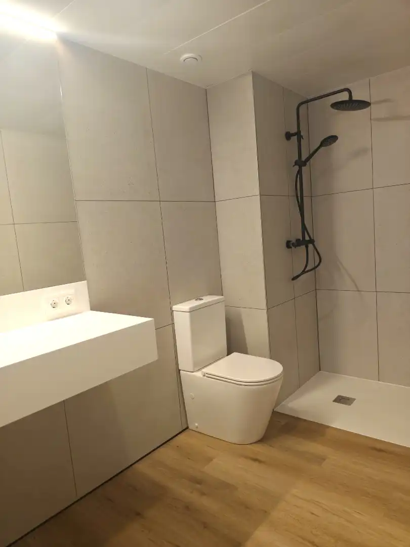 Baño de Piso de alquiler en Abrera con Aire acondicionado, Calefacción y Jardín privado