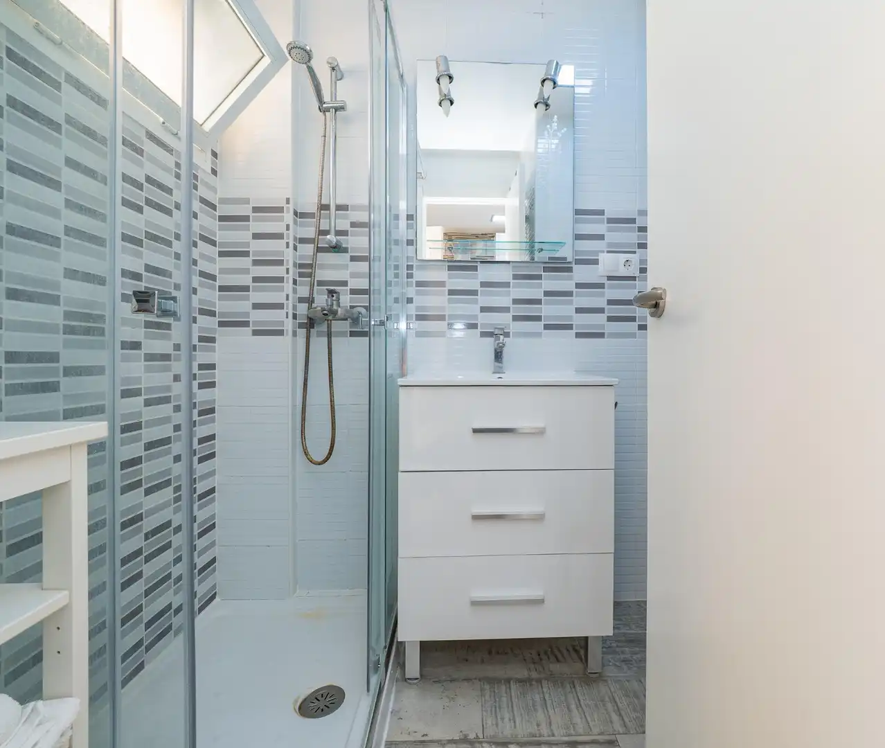 Baño de Estudio en venta en Benalmádena con Aire acondicionado, Jardín privado y Amueblado