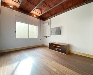 Sala d'estar de Estudi de lloguer en  Barcelona Capital amb Aire condicionat, Parquet i Moblat