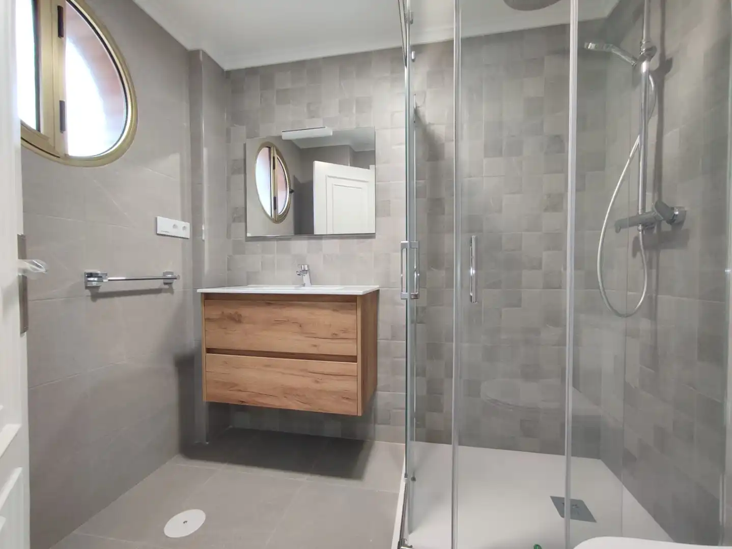 Badezimmer von Wohnung zur Miete in Gijón  mit Heizung, Parkett und Abstellraum