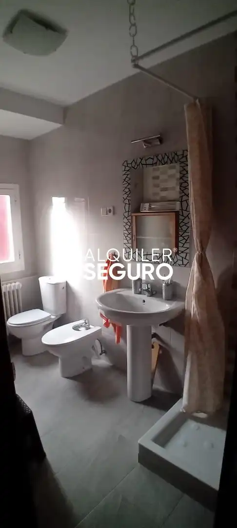 Baño de Piso de alquiler en Canencia, Madrid