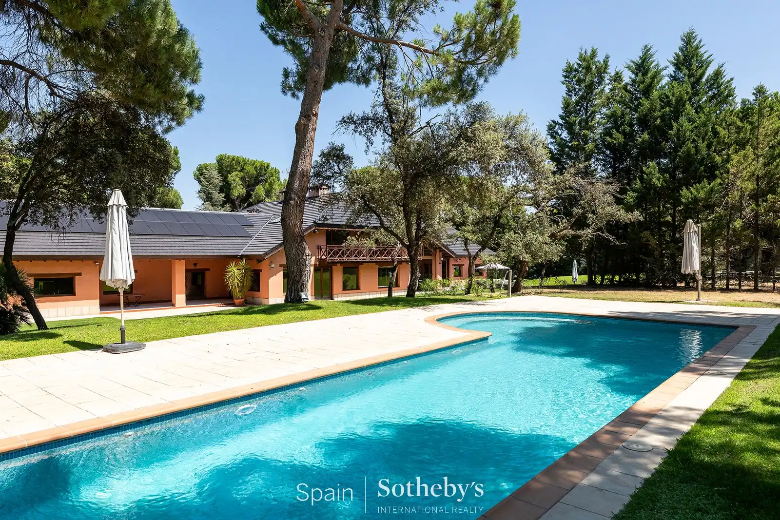 Vista exterior de Casa o xalet en venda en Pozuelo de Alarcón amb Aire condicionat, Calefacció i Jardí privat