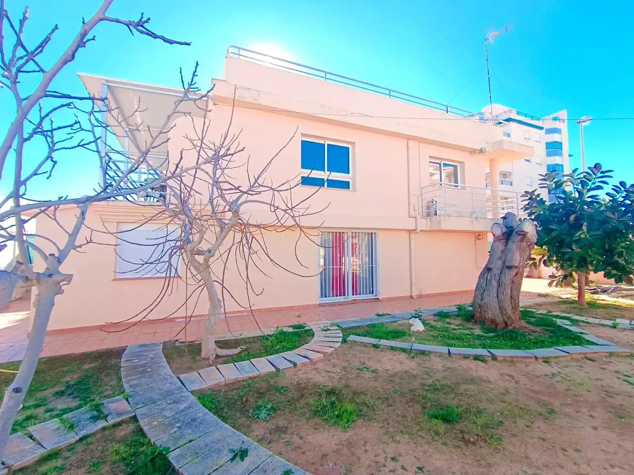 Vista exterior de Casa o xalet en venda en Oliva amb Aire condicionat, Jardí privat i Terrassa