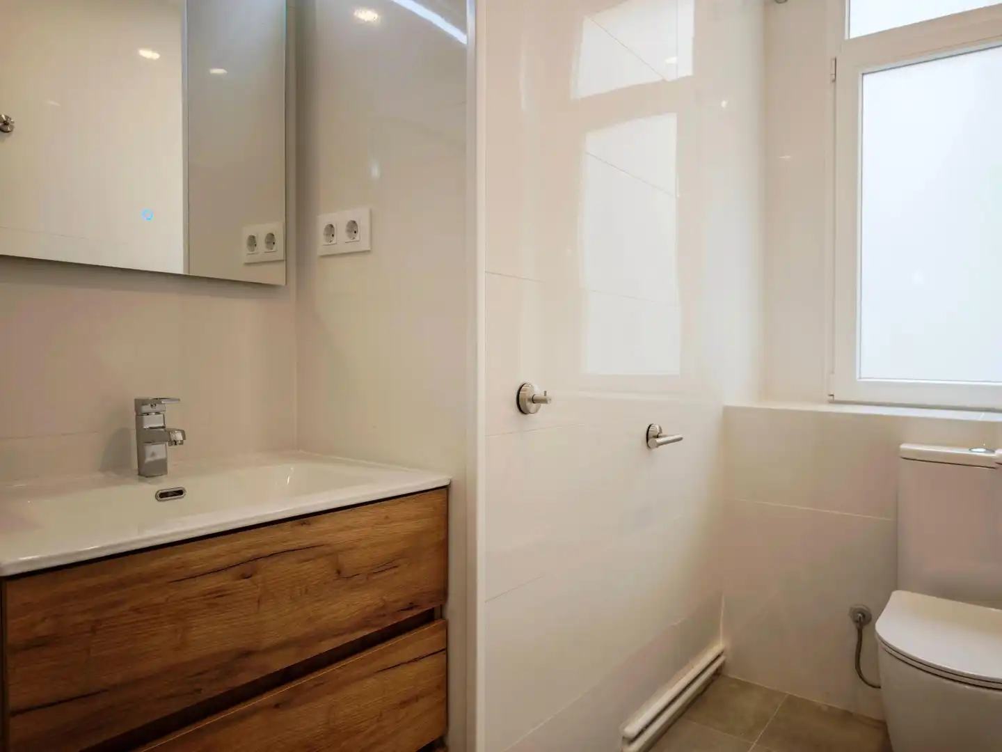 Badezimmer von Wohnung zur Miete in Madrid mit Klimaanlage, Heizung und Terrasse