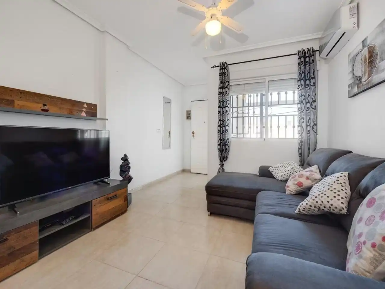 Sala d'estar de Casa o xalet en venda en Orihuela amb Aire condicionat, Calefacció i Jardí privat