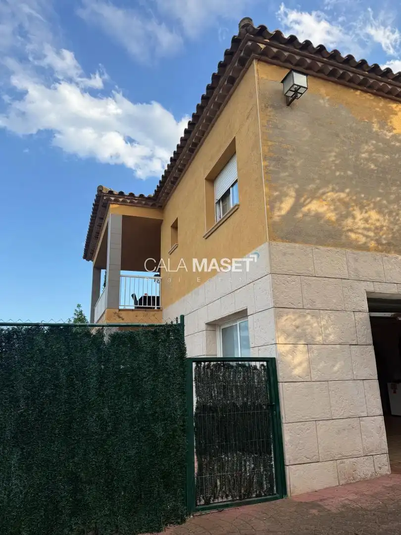 Detached house with terrace for sale in Isidre Nonell
